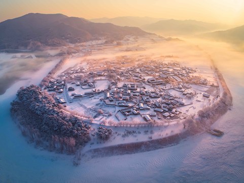 安東河回村雪中韓屋聚落全景