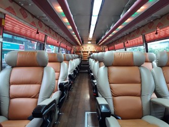 韓國高端賞楓選用2+1三排座VIP豪華旅遊車，寬敞舒適，每團上限22人
